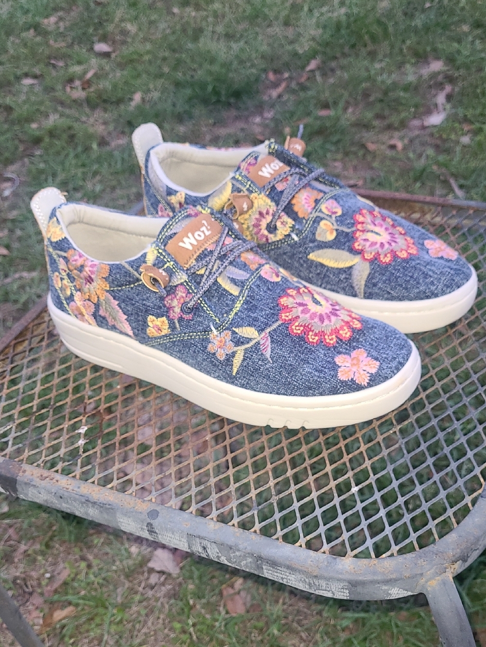 Woz Womens Denim Floral Slip-On Sneakers in Blue Size 9